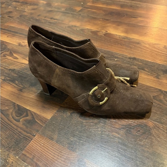 Izod Shoes - Vintage Liz Claiborne Brown Suede Buckle Ankle Pumps Kitten Heel Size 9
